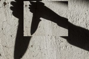 Νύχτα τρόμου στην Κέρκυρα: 54χρονη επιτέθηκε με μαχαίρι στον 57χρονο σύντροφό της
