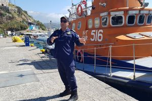 O λιμενικός που λατρεύουν τα παιδιά στην Κρήτη!