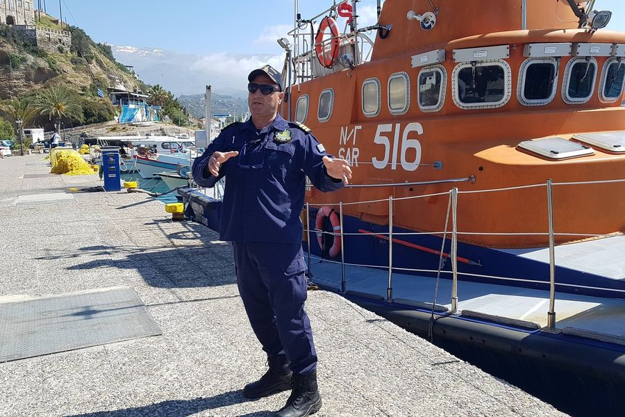 O λιμενικός που λατρεύουν τα παιδιά στην Κρήτη!