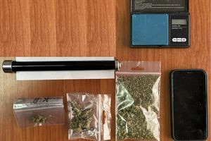Στα χέρια της ΕΛ.ΑΣ. επικίνδυνος αλλοδαπός – Με ναρκωτικά, όπλα και γροθιές κατά αστυνομικών