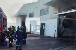 (ΦΩΤΟ – ΒΙΝΤΕΟ) Μεγάλη φωτιά σε εργοστάσιο με κάρβουνα στις Μαλάδες