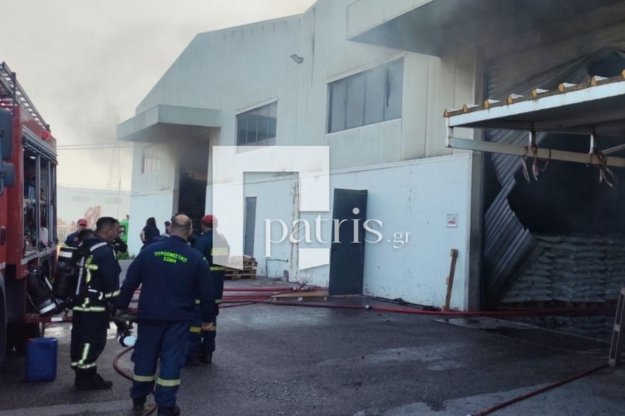 (ΦΩΤΟ – ΒΙΝΤΕΟ) Μεγάλη φωτιά σε εργοστάσιο με κάρβουνα στις Μαλάδες