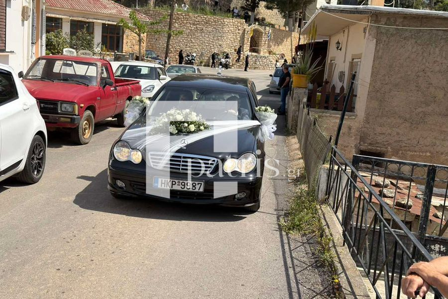 (ΦΩΤΟ) Ντυμένος γαμπρός ο Νικήστρατος στο χωριό του μέσα στο λευκό φέρετρο του