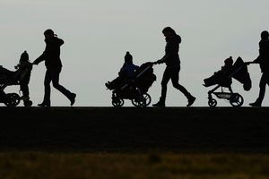 Οι Ελληνίδες επιλέγουν την τεκνοποίηση μετά τα 40 τους – Στοιχεία έρευνας του Βύρωνα Κοτζαμάνη