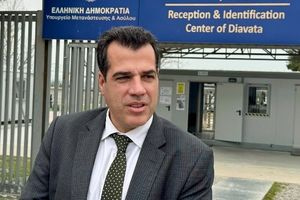 Επίσκεψη Θάνου Πλεύρη στη δομή φιλοξενίας αιτούντων εθελούσιας επιστροφής