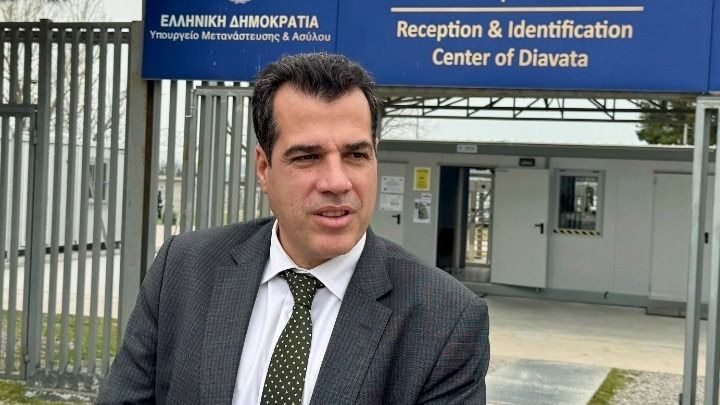 Επίσκεψη Θάνου Πλεύρη στη δομή φιλοξενίας αιτούντων εθελούσιας επιστροφής