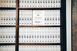 Οι 3.437 τόμοι με τα αρχεία Έπσταϊν έγιναν αξιοθέατο στη Νέα Υόρκη