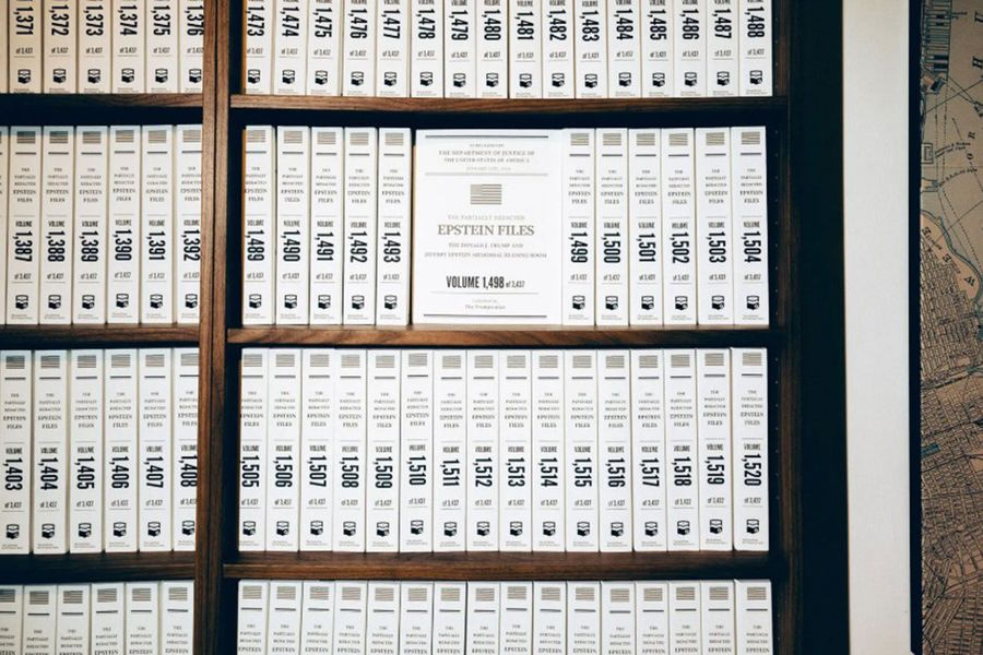 Οι 3.437 τόμοι με τα αρχεία Έπσταϊν έγιναν αξιοθέατο στη Νέα Υόρκη