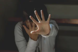Ηράκλειο: «Είπε ότι θα με πυροβολήσει με έξι σφαίρες και θα πετάξει χειροβομβίδα μέσα στο σπίτι», λέει η 22χρονη που απειλήθηκε από τον πρώην σύντροφό της