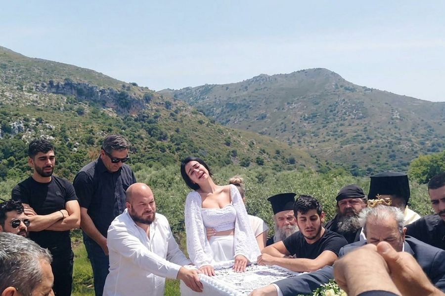 Κηδεία 21χρονου:”Σήκω Νικήτα όρθιος…” σπάραξε ο πατέρας που τον είδε νεκρό στα άσπρα – Θρήνος και οργή “στοιχειώνει” την οικογένεια του νεαρού