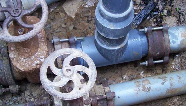 Ζημιά στον Κεντρικό Αγωγό του Ο.Α.Κ στα Καμισιανά του Δήμου Πλατανιά