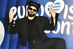 Ο Akylas στο BBC: «Πριν από 4 μήνες τραγουδούσα στους δρόμους της Αθήνας και τώρα είμαι εδώ, είναι τρελό»