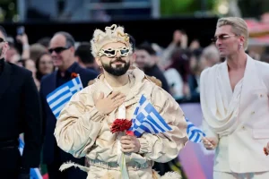 Eurovision 2026: Η εντυπωσιακή εμφάνιση του Akyla στο καθιερωμένο τιρκουάζ χαλί του μουσικού διαγωνισμού