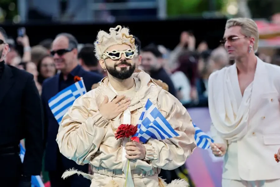 Eurovision 2026: Η εντυπωσιακή εμφάνιση του Akyla στο καθιερωμένο τιρκουάζ χαλί του μουσικού διαγωνισμού