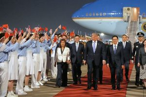 O Τραμπ έφτασε στο Πεκίνο για τη συνάντηση με τον Σι – Στο επίκεντρο η Μ. Ανατολή