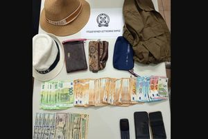 Με χειροπέδες 13χρονη, 40χρονη και 57χρονη που αφαιρούσαν πορτοφόλια στην Σαντορίνη από τουρίστες