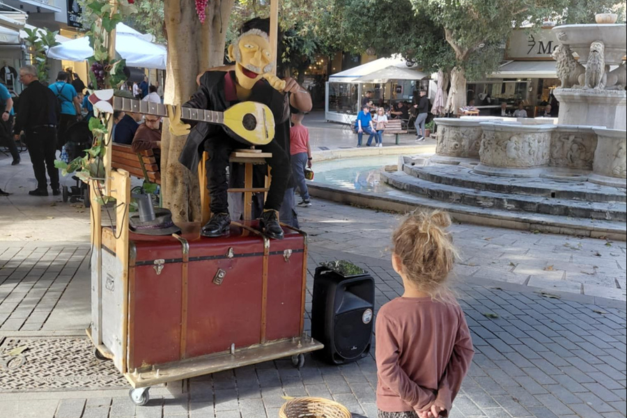 Γλίτωσε τη “μπουζού” ο “Βαμβακάρης” αλλά όχι και τα πρόστιμα – Αντιμέτωπος με βαριές χρηματικές ποινές καλλιτέχνης του δρόμου στο Ηράκλειο (vid)