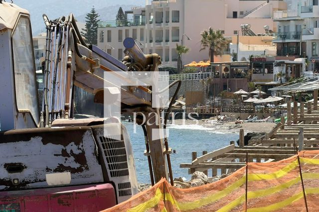 (ΦΩΤΟ) Με …φόντο τις μπουλντόζες οι βόλτες των τουριστών στη Χερσόνησο