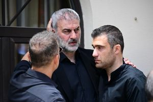 Σύσσωμος ο αθλητικός κόσμος στο πλευρό του Δέλλα στην κηδεία της Μαστροκώστα: Οι συμπαίκτες από το Euro 2004 και οι πρώην συνεργάτες