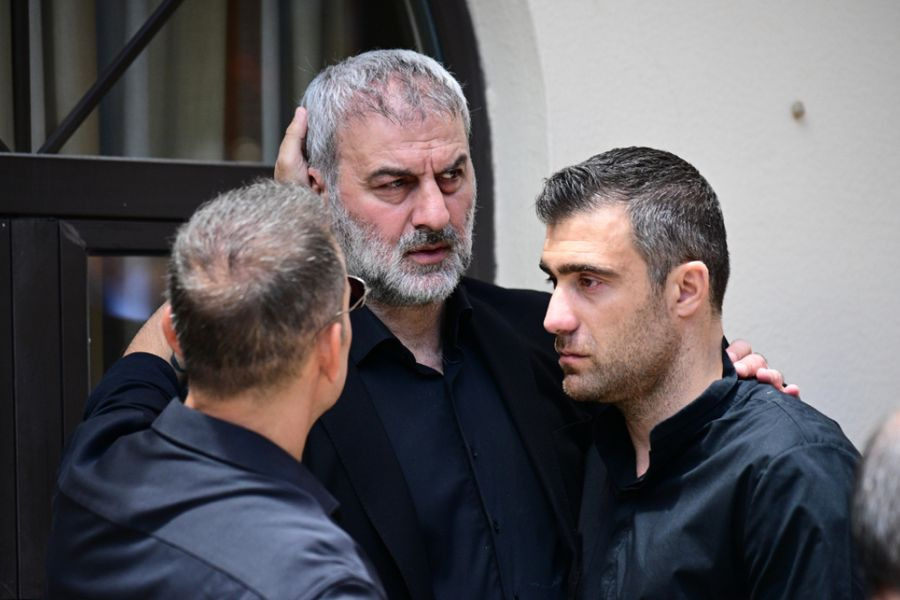 Σύσσωμος ο αθλητικός κόσμος στο πλευρό του Δέλλα στην κηδεία της Μαστροκώστα: Οι συμπαίκτες από το Euro 2004 και οι πρώην συνεργάτες