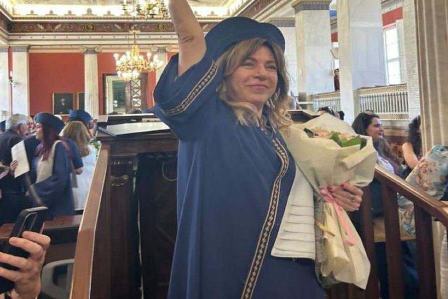 Δήμητρα Παπαδοπούλου: Πήρε πτυχίο στα 64 – Με τήβεννο στα έδρανα του πανεπιστημίου & η ανάρτηση που συγκινεί