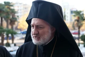 Θεσσαλονίκη: Λιποθύμησε στη Θεία Λειτουργία ο Αρχιεπίσκοπος Αμερικής Ελπιδοφόρος