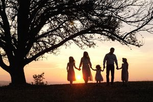 Μείωση των νοικοκυριών με ένα και δύο παιδιά και αύξηση εκείνων με τρία και άνω το 2025 σε σχέση με το 2010