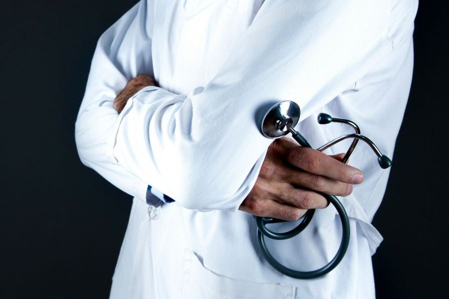 Γιατρός καταγράφηκε σε βίντεο να ζητάει «φακελάκι» – Άμεση απομάκρυνση ζήτησε ο Άδωνις Γεωργιάδης
