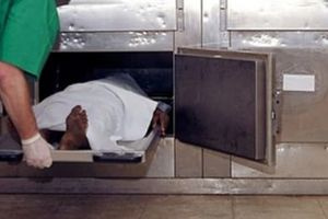 Κίνηση ανθρωπιάς: Κήδεψαν αφιλοκερδώς 25 αζήτητες σορούς που έμεναν στα ψυγεία έως 5 χρόνια