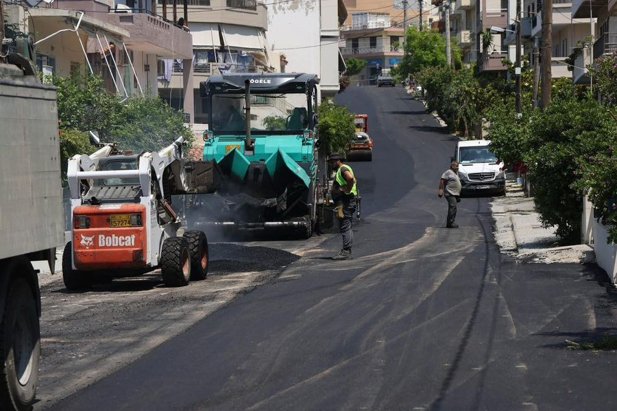 Συνεχίζονται τα βελτιωτικά έργα στους δρόμους του Ηρακλείου