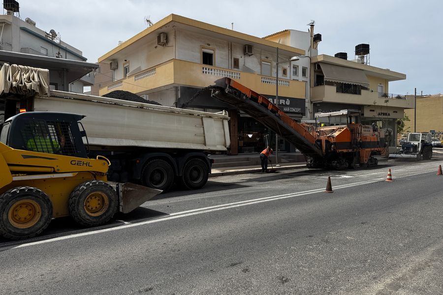 Σε εξέλιξη εργασίες φρεζαρίσματος και ασφαλτόστρωσης στην Λ. Παπαναστασίου