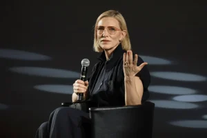 Η Κέιτ Μπλάνσετ στις Κάννες: «Θλιβερό να μιλάμε για πολέμους και γενοκτονίες μόνο στα φεστιβάλ»