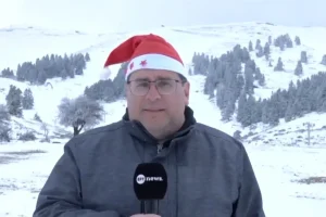 Δημοσιογράφος της ΕΡΤ βγήκε στον αέρα με χριστουγεννιάτικο σκουφάκι από τα χιονισμένα Καλάβρυτα