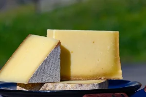 Taste Atlas: Η γραβιέρα Κρήτης στα κορυφαία τυριά του κόσμου