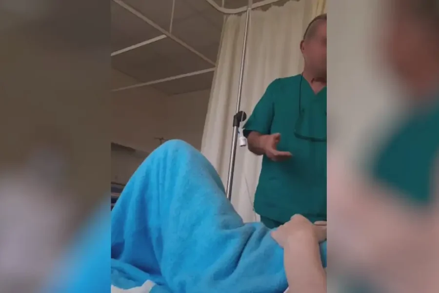 «Είπα να δώσουν από 50 ευρώ στους βοηθούς» ισχυρίζεται ο γιατρός που κατηγορείται ότι ζήτησε «φακελάκι» από ασθενή