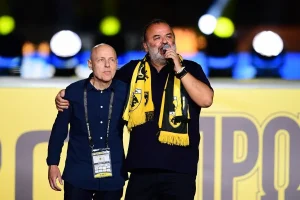 Ο Ηλιόπουλος τραγούδησε στη φιέστα της ΑΕΚ