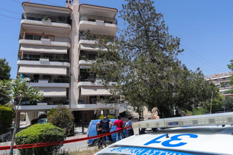 Συγκίνηση στο τρισάγιο για τις δύο 17χρονες στην Ηλιούπολη: «Να μάθουμε επιτέλους να ακούμε τα παιδιά μας, πριν να είναι αργά»
