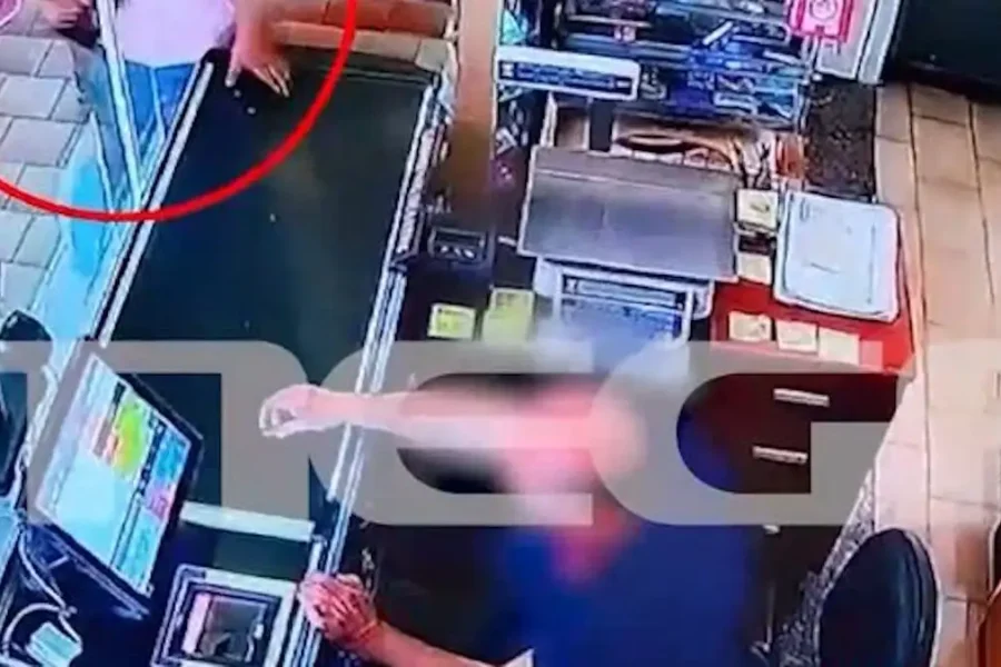 Ηράκλειο: Βίντεο ντοκουμέντο από τη στιγμή που η μητέρα της 3χρονης ψάχνει ταξί – Θολό τοπίο με τα παιδιά της, φέρεται να έχει γεννήσει έξι
