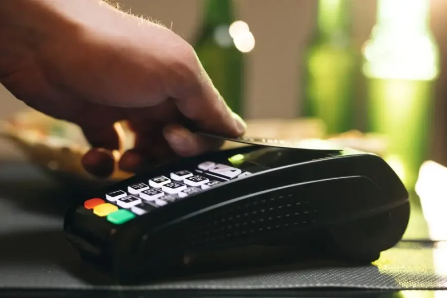 Φοροδιαφυγή: Στο μικροσκόπιο της ΑΑΔΕ τα POS και η διασύνδεση με τις ταμειακές μηχανές