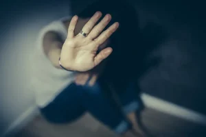 Γερμανία: 59χρονη κατηγορεί τον πρώην σύντροφό της ότι τη νάρκωνε και τη βίαζε επί χρόνια