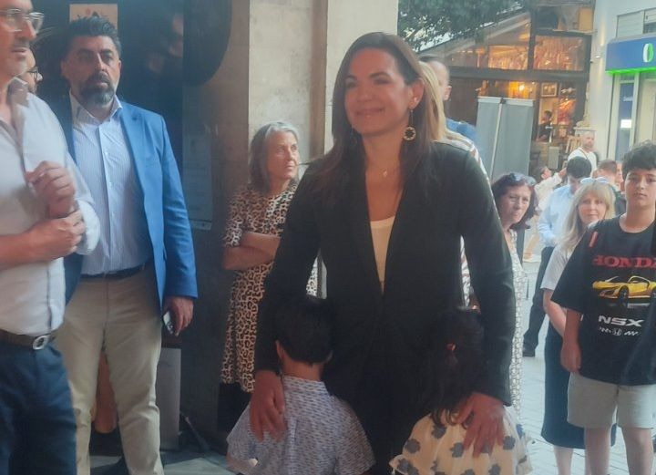 Μαζί με τα παιδιά της στο Ηράκλειο η υπουργός Τουρισμού Όλγα Κεφαλογιάννη
