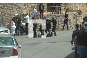 (ΒΙΝΤΕΟ) Σοκ: «Να φύγετε»- Επιτέθηκε στους αστυνομικούς η αδελφή του 21χρονου που «δεν τον προστάτεψαν»