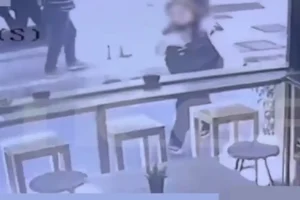 Ηράκλειο: Η στιγμή που 40χρονη πέφτει μέσα σε τρύπα στο οδόστρωμα – Χρειάστηκε 40 ράμματα στο γόνατο