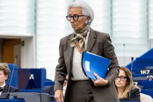 H Κριστίν Λαγκάρντ προειδοποιεί για τη μη βιώσιμη εξάρτηση της Ευρώπης από τα ορυκτά καύσιμα