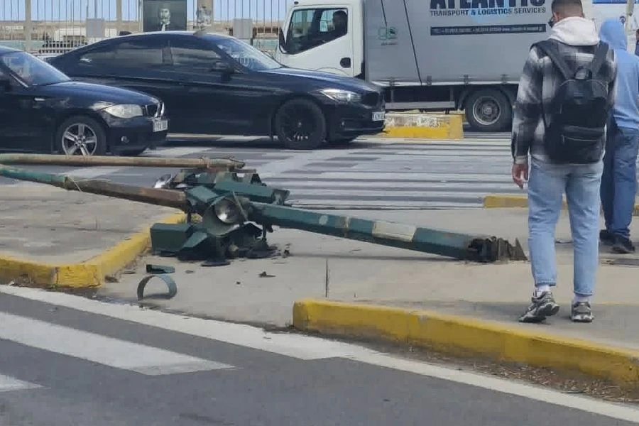 Έπεσε φανάρι στο λιμάνι – Από θαύμα δεν θρηνήσαμε θύματα