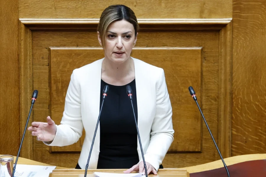 Αδιαθεσία για την Αγαπηδάκη στη Βουλή – Μεταφέρθηκε στο ιατρείο με χαμηλό οξυγόνο