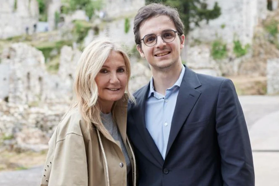 Η Μαρέβα Μητσοτάκη στο Μυστρά με τον εορτάζοντα γιο της Κωνσταντίνο