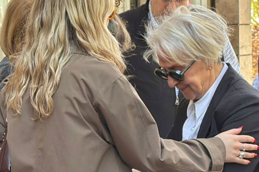 «Κάποια στιγμή το έγκλημα θα διαλευκανθεί»: Δακρυσμένη η μητέρα της Αγγελικής Παπαθανασοπούλου άφησε λουλούδια στον τόπο της τραγωδίας της Marfin