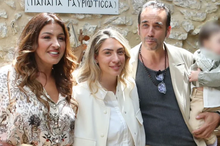 Ο Πάνος Μουζουράκης και η Μαριλού Κόζαρη βάφτισαν τον γιο τους, νονά η Έλενα Παπαρίζου, δείτε φωτογραφίες