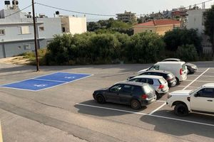 Νέα εικόνα στο πάρκινγκ δίπλα από το Δημαρχείο Μαλεβιζίου – Αυξημένη χωρητικότητα και καλύτερη λειτουργικότητα